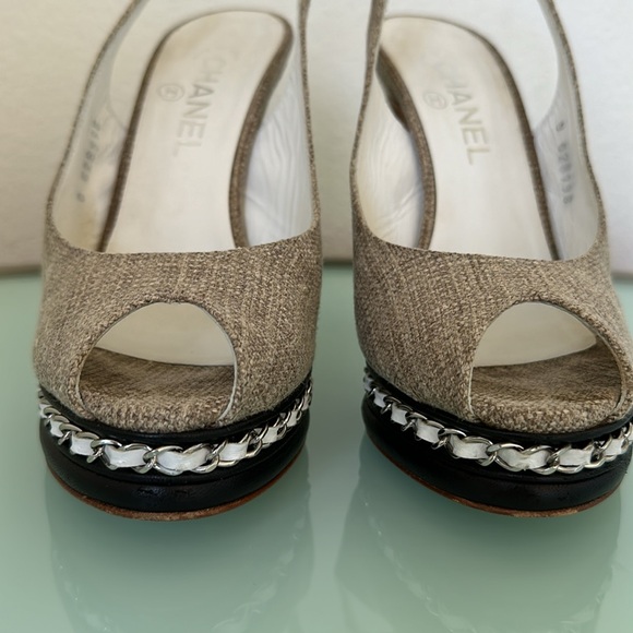 Chanel Designer 38 1/2 Tan Canvas Leather White Chain Platform Shoes 4.5 “ Heel - Picture 2 of 12